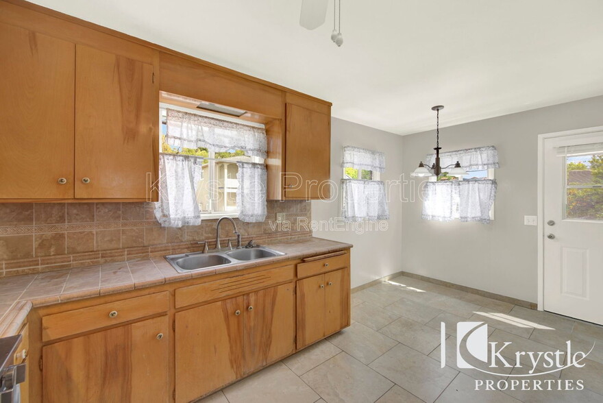 Building Photo - 153 Vaqueros Ave