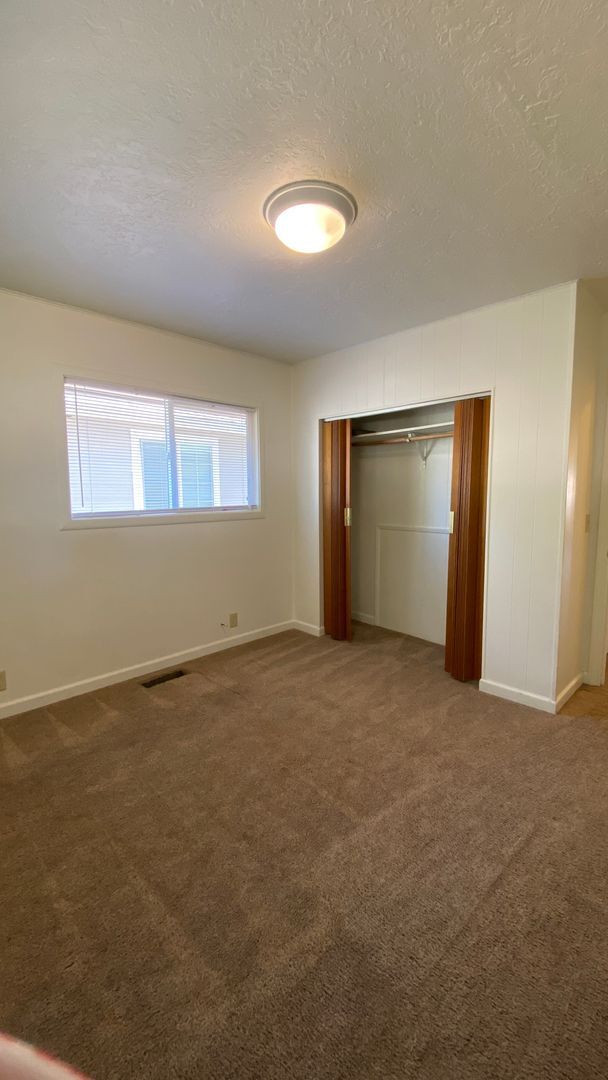 Building Photo - 3 Bed, 1 Bath Dallas Home!