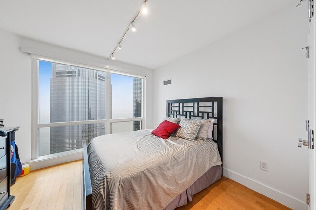 Building Photo - 77 Hudson St