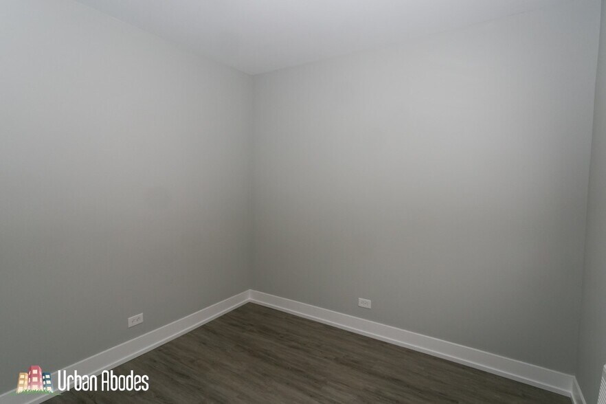 Building Photo - 705 W Brompton Ave