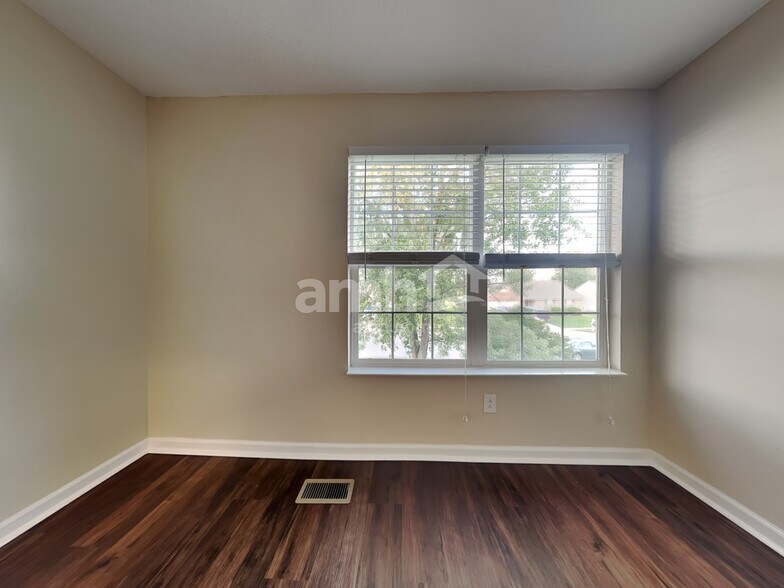 Building Photo - 10201 Stillwell Dr