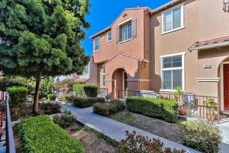 Building Photo - Beautiful Well Maintained 3 Bedroom 2.5 Bath Santa Clara Townhome