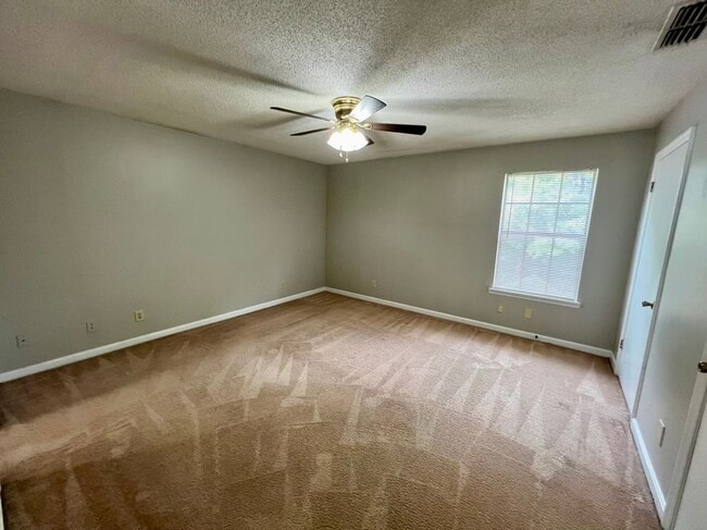 Building Photo - 2 Bed, 1.5 Bath Townhouse with Fireplace in Murfreesboro