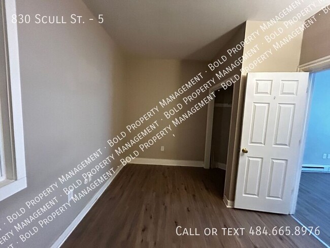 Building Photo - 830 Scull St