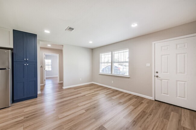 Building Photo - 1266 Dove St