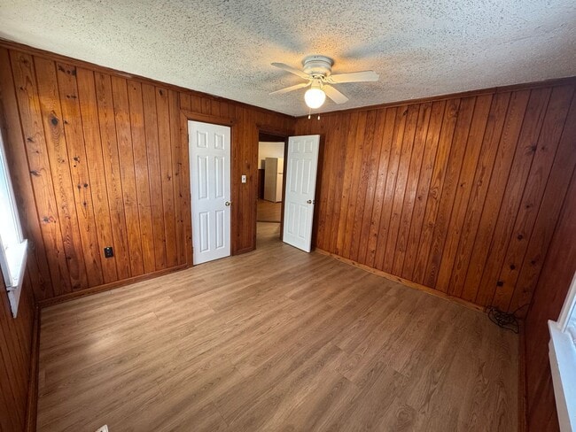 Building Photo - Cozy 3 Bed 1 Bath Home! Available Now! Sch...