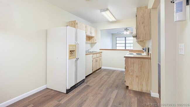 Building Photo - 604 Roselyn Ave