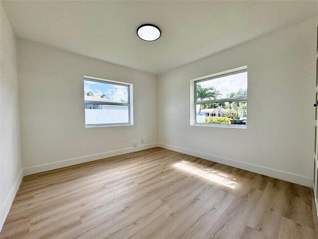 Building Photo - 1008 Mango Isle