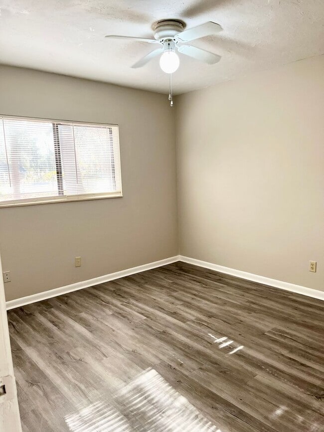 Building Photo - 2 bedroom, 2 bath Condo on 1st floor locat...