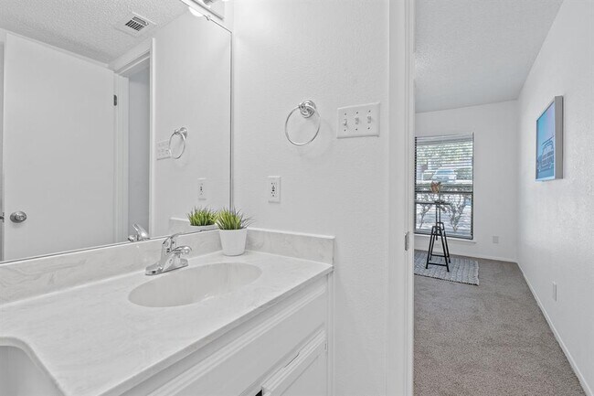 Building Photo - 3801 Menchaca Rd