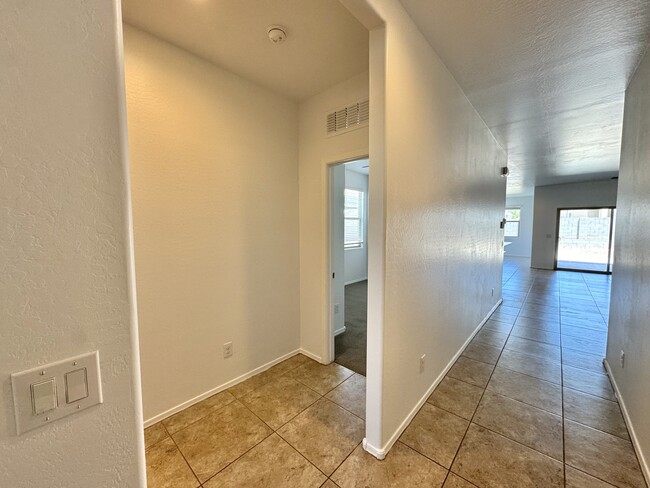 Building Photo - 17875 N Pietra Rd