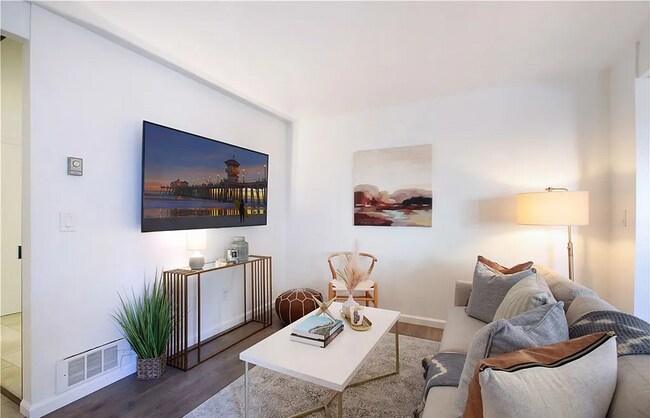 Building Photo - Live the ultimate Huntington Beach lifesty...