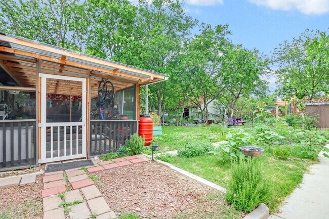 Building Photo - "Charming 3-Bed, 2-Bath Oasis on West Mistletoe Avenue – Spacious 1140 Sq Ft in San Antonio!"