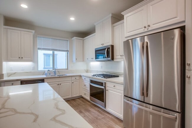 Building Photo - Beautiful 4 Bedroom Townhome! Built in 202...