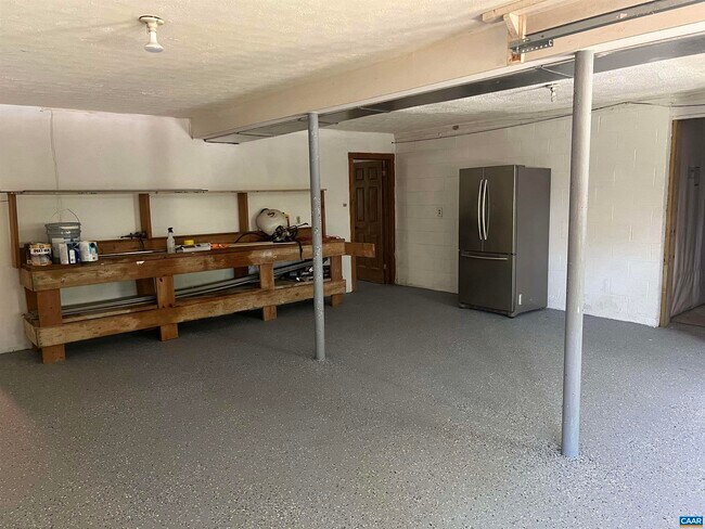 Building Photo - 14150 James River Rd