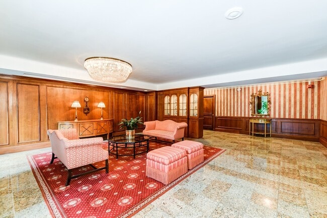 Building Photo - Spacious 2 Bedroom, 2 bath condo. Enjoy be...