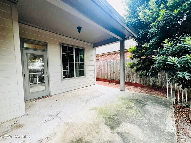 Building Photo - 125 Oakbend Dr