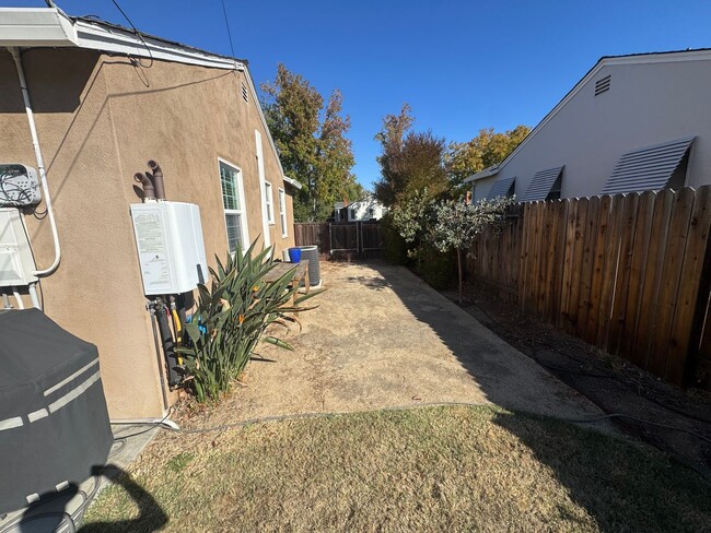 Building Photo - 2 bedroom | 1 bathroom | Tahoe Park single...