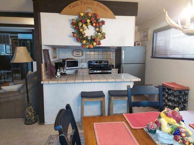 Building Photo - Large furnished 4 bedroom home with 2 car ...