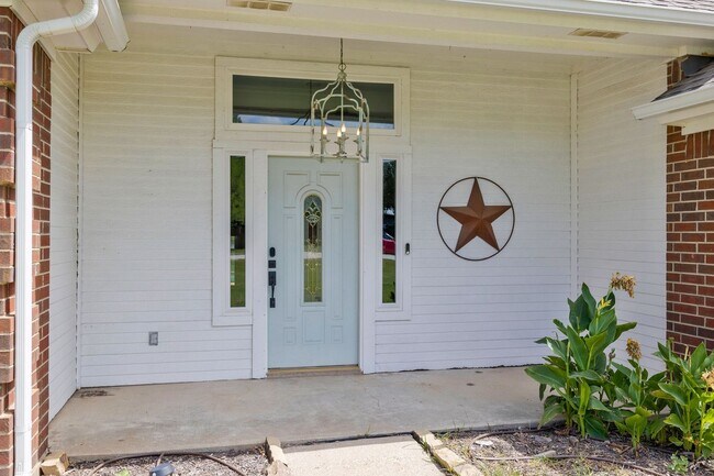Building Photo - Updated Home with Pool & Shop on 1 acre lot