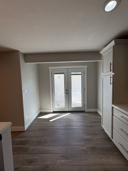 Building Photo - 975 E 2850 N