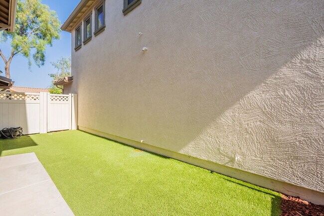 Building Photo - 1057 S Deerfield Ln