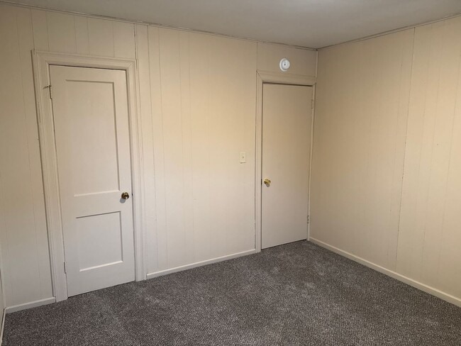 Building Photo - 2 Bedroom 1 Bath Bungalow $795! Central He...