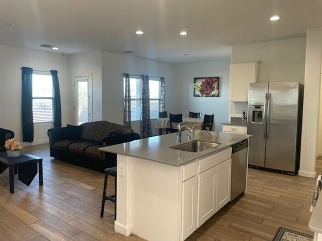 Building Photo - Large spacious 4 bedroom home located in cul de sac