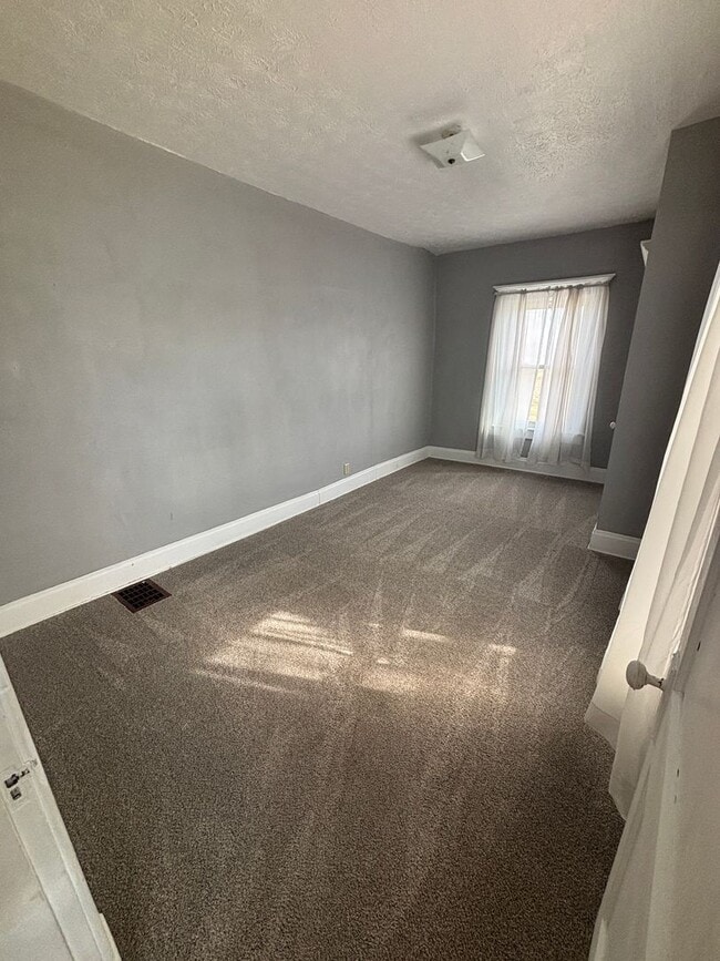 Building Photo - 4 Bedroom, 2 Bathroom House