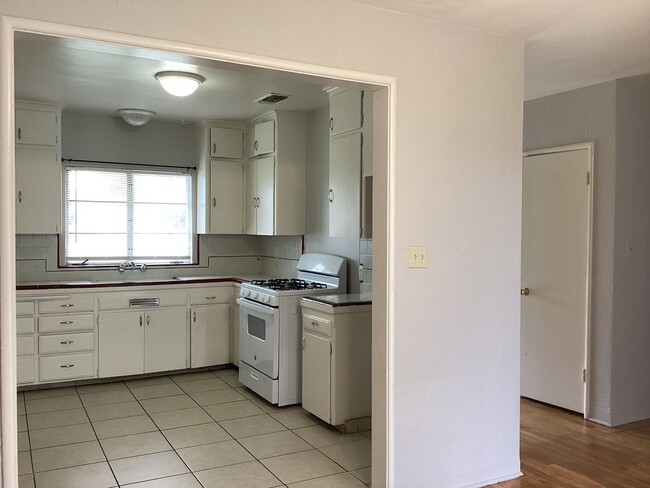 Building Photo - 1534 W Cambridge Ave