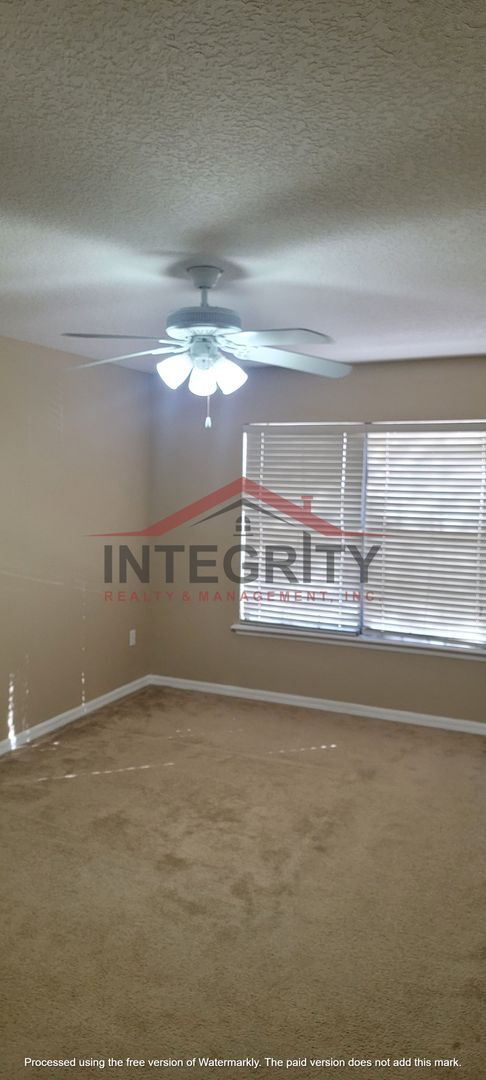 Building Photo - 3 bed/2.5 bath in Brighton Park
