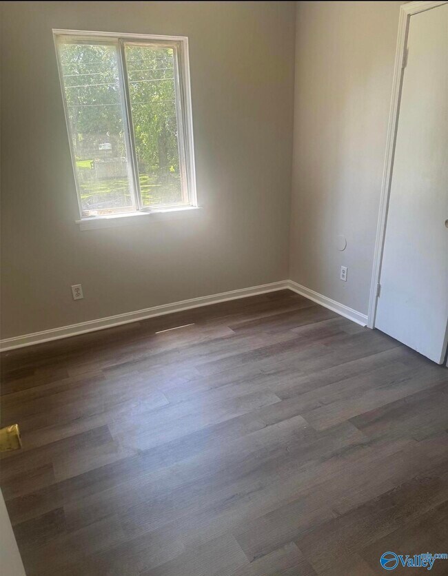 Building Photo - 2416 Hanover Dr NW