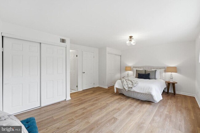 Building Photo - 5603 Independence Cir