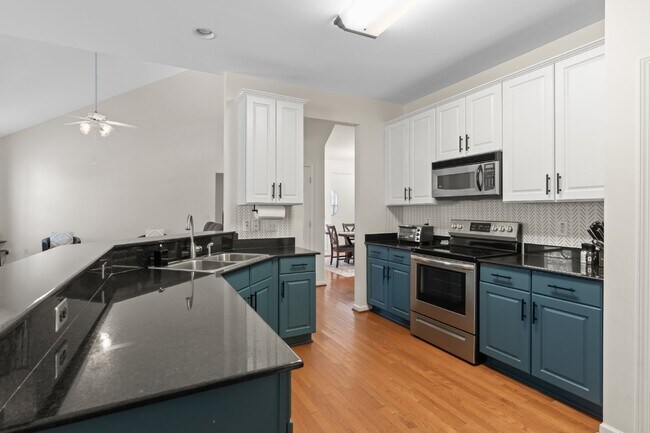 Building Photo - Gorgeous 4 Bedroom Home with Spacious Layo...