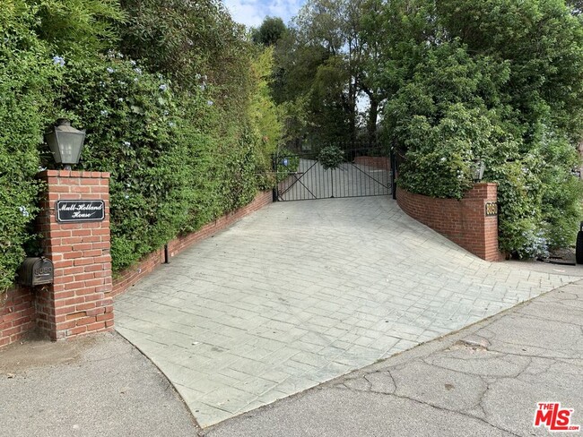 Primary Photo - 8050 Mulholland Dr