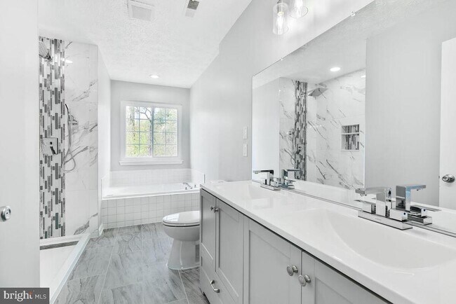Building Photo - 7802 Shallowbrook Ct