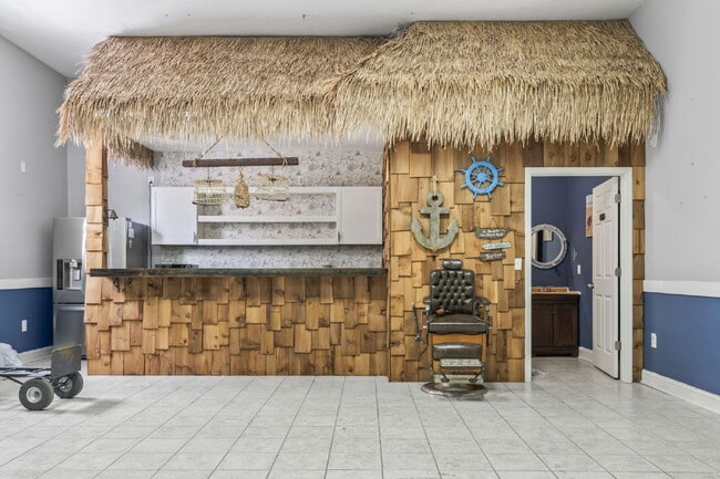 Building Photo - Peaceful and Luxury Living on 3+ Acres