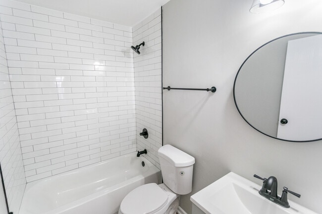 Building Photo - 18200 Fountainbleau Dr