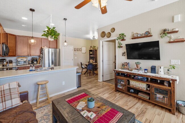 Building Photo - This 3 bed 2.5 bath townhome offers a perf...