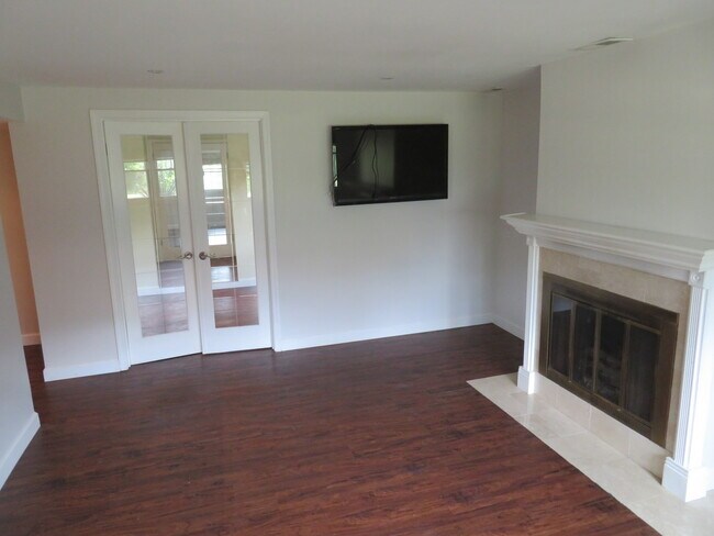 Building Photo - 932 Brantwood Ave