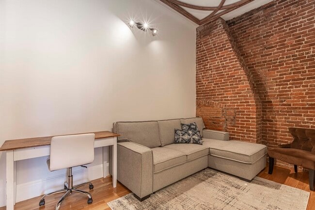 Building Photo - 462 Beacon St