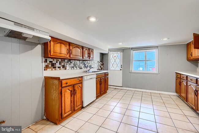 Building Photo - 424 N Linwood Ave