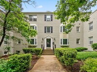 Building Photo - Sought-After Park Glen Condo Living in Arl...