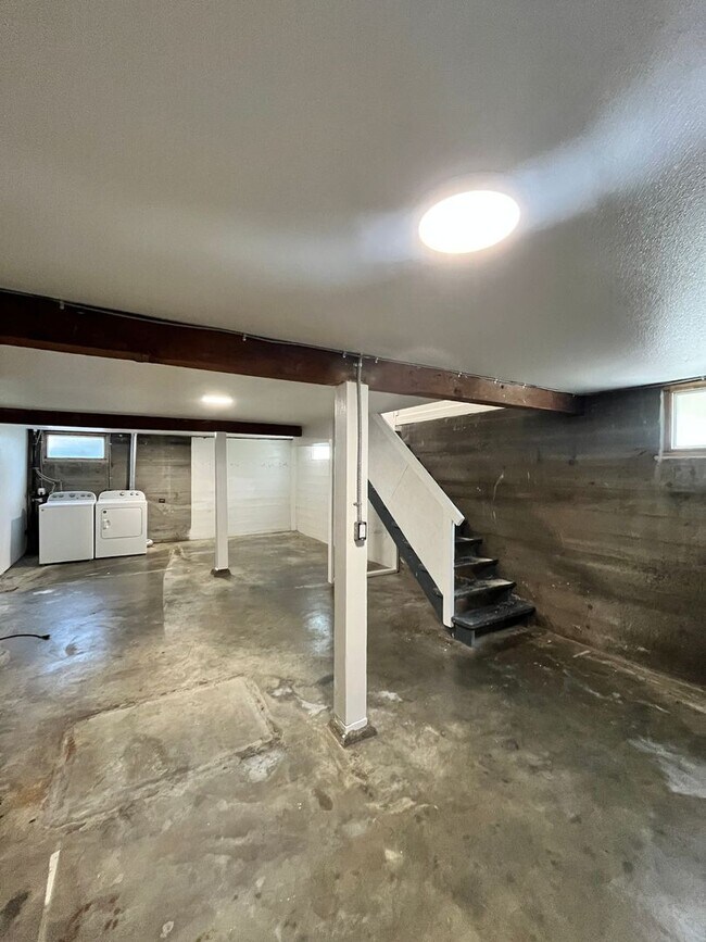 Building Photo - Gorgeous 2-Bedroom Townhome! Hardwood Floo...