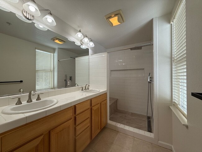 Building Photo - Beautiful Upscale and Modern 2 Bedroom 2 B...