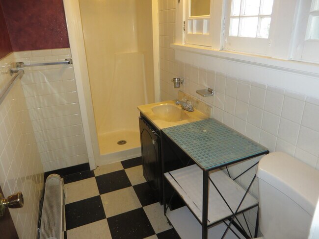 Building Photo - 826 Nuttman Ave