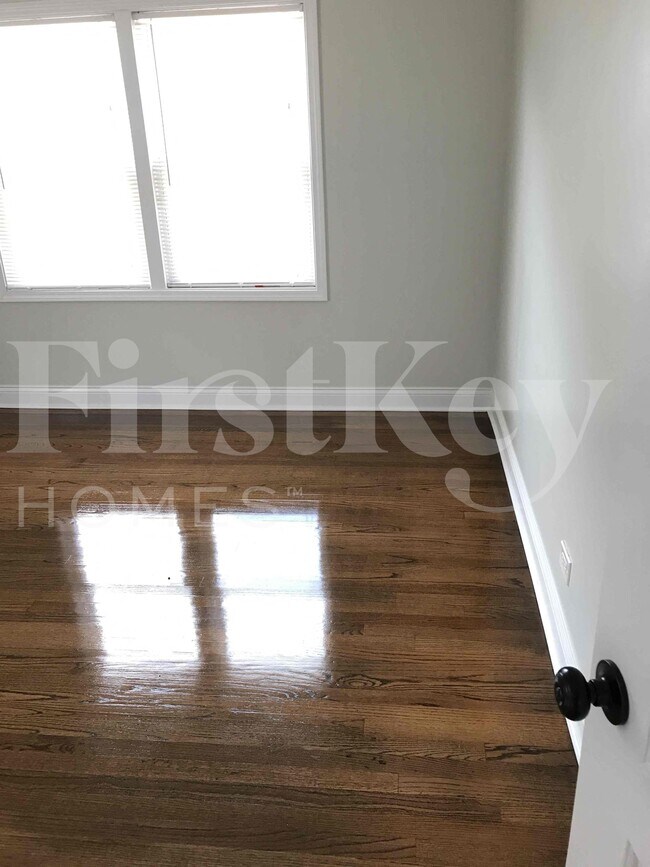 Building Photo - 2607 W 81st St