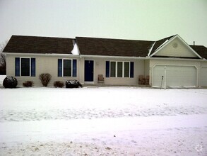 Building Photo - 3 Bedroom 2 Bath Duplex in Quiet Neighborh...