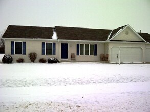 Building Photo - 3-Bedroom Duplex Available in Goshen