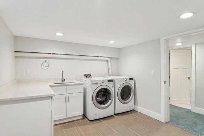 Building Photo - 1041 Yale Ave S